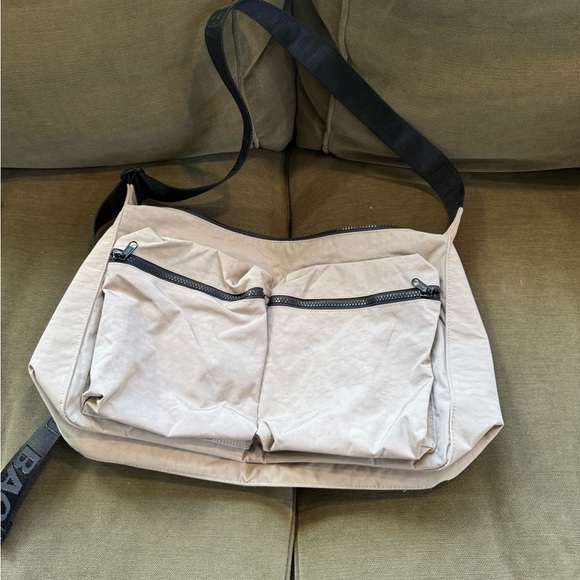 BAGGU Tan Messenger Bag with Black Accents - Picture 1 of 8